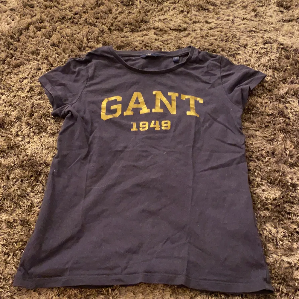 Marin blå Gant t-shirt. T-shirts.