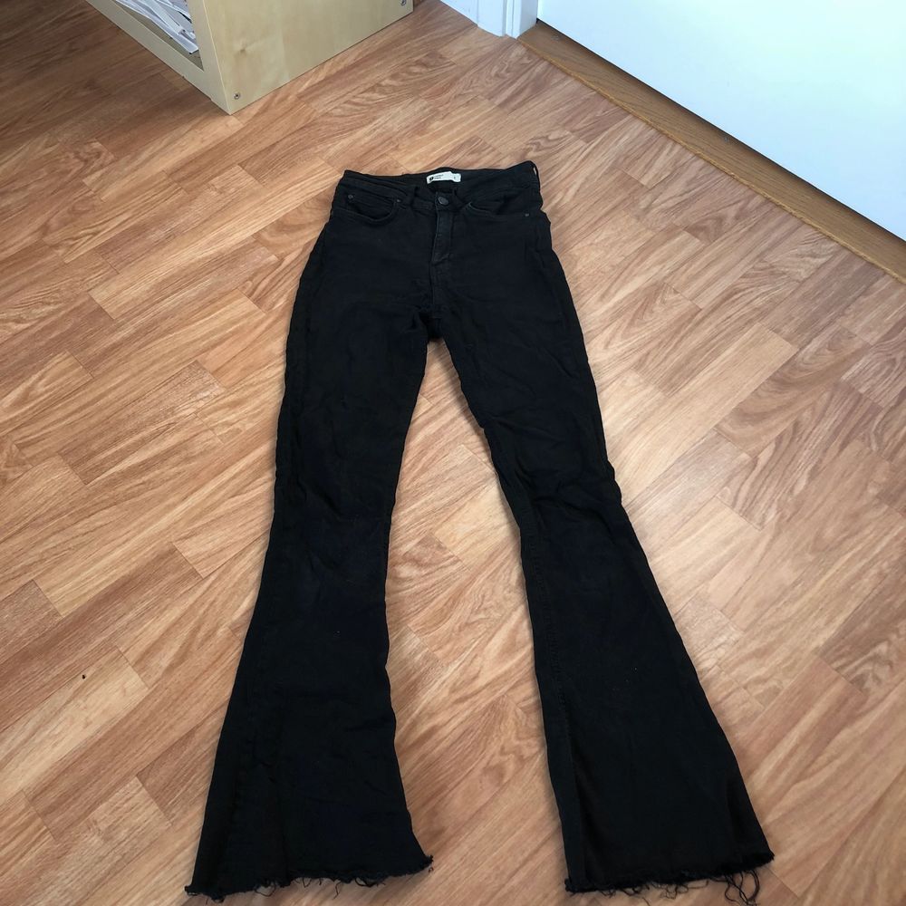 Utsvängda jeans från Gina, köpta för ett år sen. Fint men använt skick, skriv privat för fler bilder. Passar någon 160 och kortare. Jeans & Byxor.