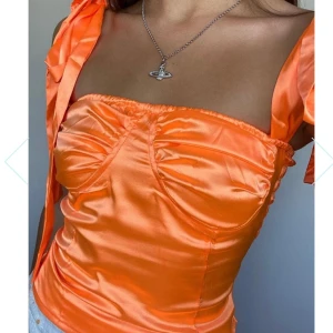 Orange topp - Superfiiin orange topp ifrån Shekou! Aldrig använd då den inte va i min smak! Frakt tillkommer❤️