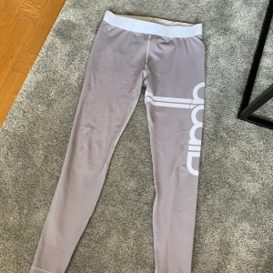 Träningstights Aimn storlek M - Gråa träningstights från Aimn i storlek M. Sparsamt använda och i fint skick. Köpte dom för 699 :-, mitt pris är 200 :-. Möts upp i Kävlinge eller skickar mot fraktkostnad. 