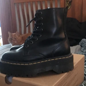 Dr. Martens Jadon  - Sparsamt använda. Original box tillkommer.
