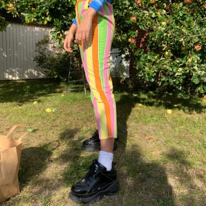 ”Clown” byxor - Färgglad ”clown” tygbyxor. St 150cm men passar bra på mig som bär 34/36. Dock så är de korta på mig som är 174. Säljer för 50kr. Frakt tillkommer☺️💗