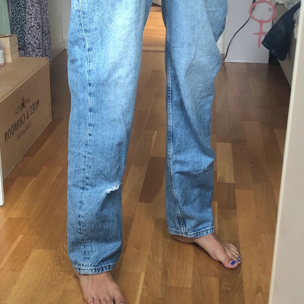 Säljer ett par ljusblåa jeans från gina! Det är ett par hlgmidjade jeans som är raka. Passar bra i längden om du är runt 172 och kortare! storlek 36 i midjan. Ett litet hål på på ena benet tyvärr... 125kr + frakt. Jeans & Byxor.