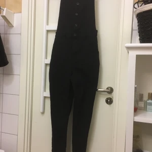 SVARTA SNICKARBYXOR DIVIDED - Läckra snickarbyxor i stretch fr DIVIDED, använda 2 ggr, Strl 42, men funkar lika bra på en 38a.