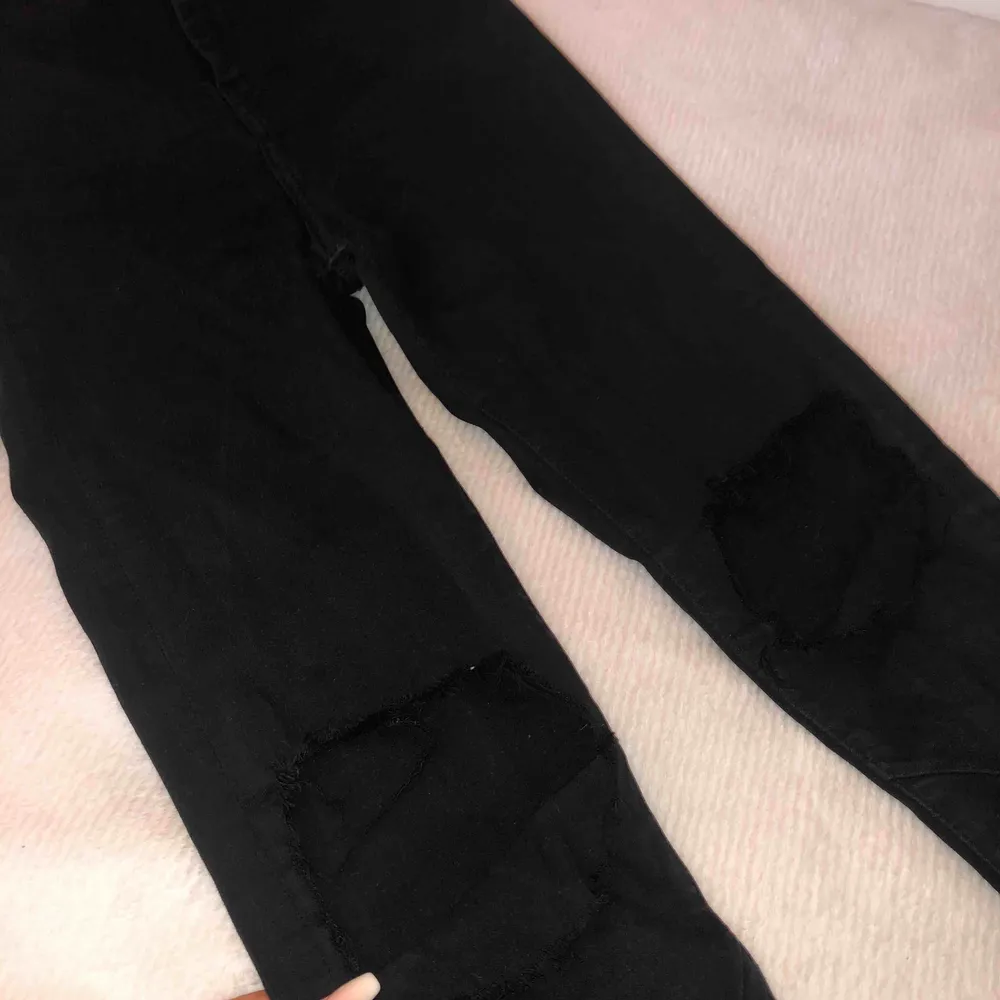 Svarta ripped jeans från KARVE⭐️ Slitna stora hål på knäna✨ Köpta från Carlings för 699💕 Stretchigt material, passar xs och s😋. Jeans & Byxor.