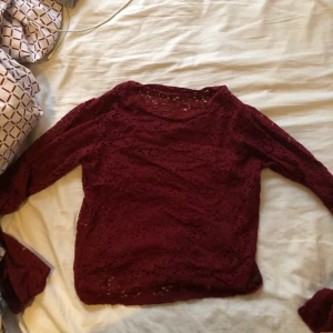 Långärmad tröja - En håligtröja med linne i. Vinrött.