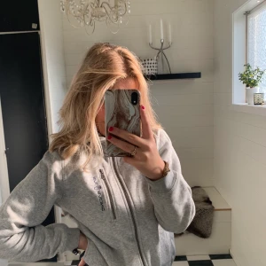 Sail Racing - En sail racing tröja. Varm och skön, säljer då jag ej änvänder märkeskläder längre. Den är ändå hyfsat stor, så skulle säga typ som en S. Nypris 799