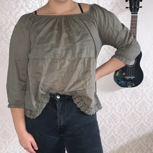 Grön blus  - Fin grön blus . Knappt använd. Passar till mycket. Bra att veta om att den är lite genomskinlig. 💕