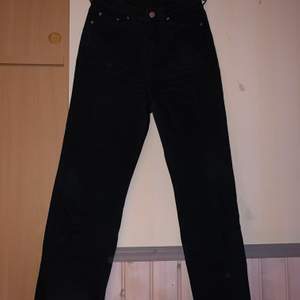 Weekday jeans i modellen row i storlek 26/32