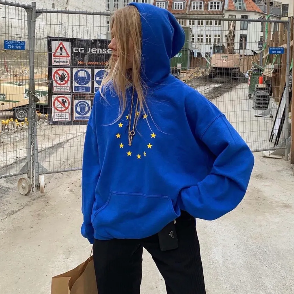 Skitsnygg blå hoodie med EU-motiv. Hade gärna sparat, men behöver pengar... Jag bjuder på frakten. 💙 budgivning i kommentarerna med minst 10 kr❗️budgivningen avslutas 00.00 inatt . Hoodies.