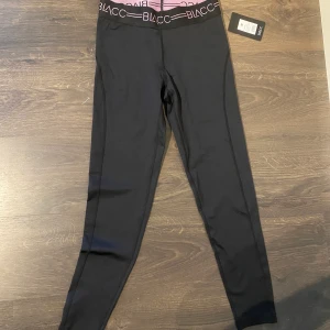 Träningstights Blacc  - Helt nya, prislappen sitter kvar. 