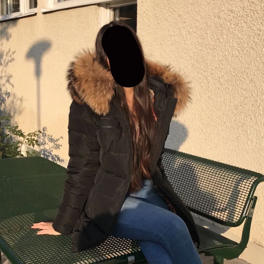 Denna jacka är i strl 38 och har använts endast en vinter. Den är i gott skick, dvs fräsch päls och bra kvalité. Väldigt tjock och därmed även bra för vinterväder. Sitter perfekt i midjan (för mig som vanligtvis använder strl 36) och täcker ner till låren. Jackor.