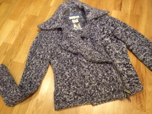  - En fin stickad Odd Molly tröja, storlek 1 (Small)
- Använd några få gånger bara, så den är nästan som ny. Säljer den på grund utav att jag helt enkelt inte använder den. 