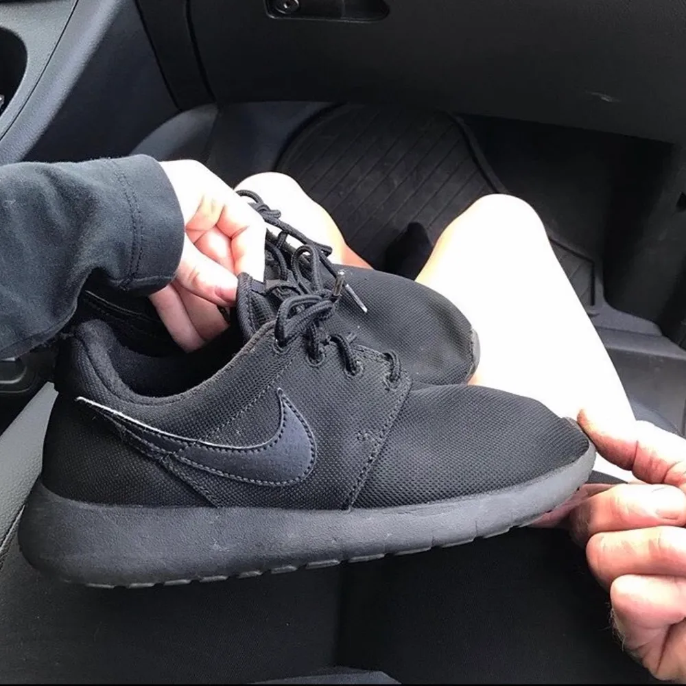 Nike skor i storlek 37. Funkar som inne & ute skor. Skor.
