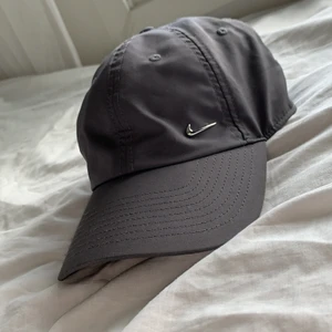 Nike Sportswear Keps - Använd typ 8 gånger. Jag köpte den för 200kr      Dm om mer info