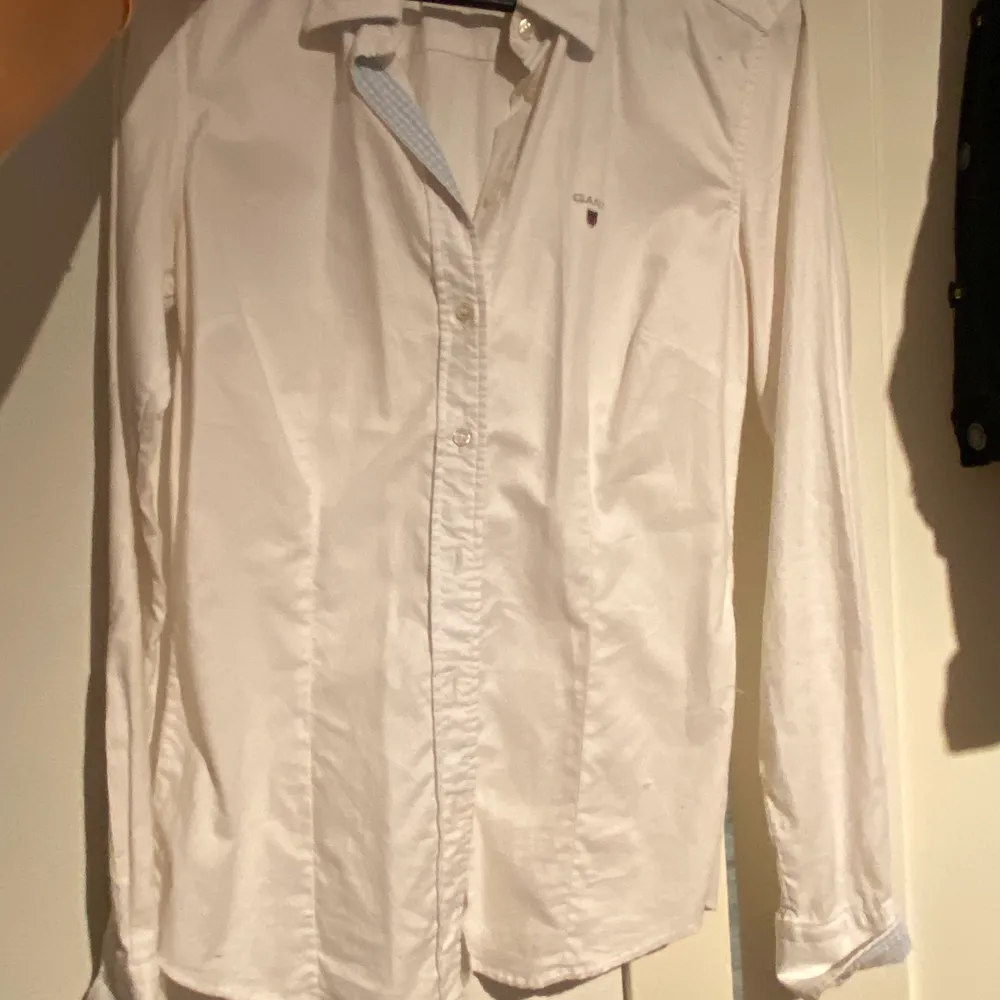 En vit fin gant skjorta helt ny . Skjortor.