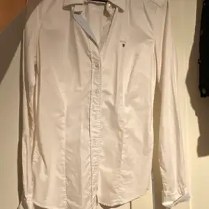En vit fin gant skjorta helt ny 