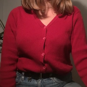 Höstlig kofta - Fin röd kofta perfekt till i höst. Materialet är väldigt strechigt material, så passar olika storlekar