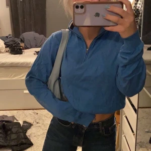 Polo tröja  - Säljer ett jätte fin blå polo tröja (vet ej vart den är ifrån men den är i herr modell) alltså oversize, jag har bara vikt upp den!