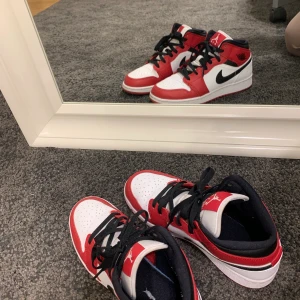 Jordans air 1 mid  - Intressekoll. Är det någon som vill köpa mina nästan helt nya Jordans? Strl 38.5 .Det är andvända ca 3-4 gånger och är fortfarande i väldigt bra skick. Buda i kommentarerna🖤( såklart helt äkta) högsta bud: 1800kr