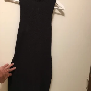 Kort klänning med mkt stretch  - Snygg höst/vinterklänning med dragkedja i ryggen och mkt stretch. Strl S, nyskick