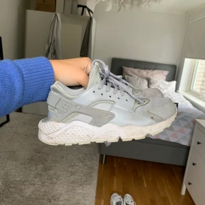 Nike huarache - Grå Nike huarache stl 39 men lite mindre i storleken 200 kr