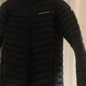 Peak performance jacka - Säljer min peak performance jacka i storlek 160 vilket motsvarar S. Den är i ett jättefint skick och har inga skador. Buda eller köp direkt för 1500kr, frakt ingår💕