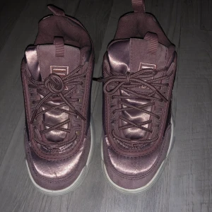 FILA SKOR - Rosa/lila fila skor! SKITSNYGGA! Är i storlek 39 men är väldigt små i storlek så skulle säga de passar de som har 38 då de är för trånga för mig(har 39) och därmed säljer dom! Helt oanvända,eller har bara gått med dom inomhus då jag försökt se om de töjer sig. Nypris 1100.