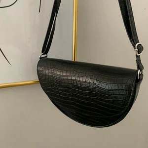 Axelväska från monki - En jätte fin väska från monki som är använd fåtal gånger men i ett väldigt bra skicka, köparen står för frakten✨