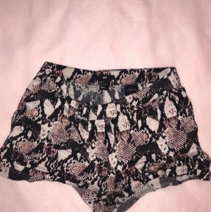 Snakeskin shorts - Snygga rosa snakeskin mönstrade shorts som sitter jättefint på. Ej min stil 💗