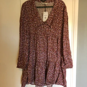 Klänning Stradivarius XL - Helt ny klänning. Jättefin men liten i storlek, skulle säga att denna är i en ”normal” L. Nypris 229kr. 