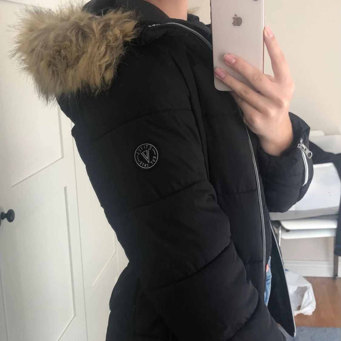 Svart vinterjacka med pälsluva - 91