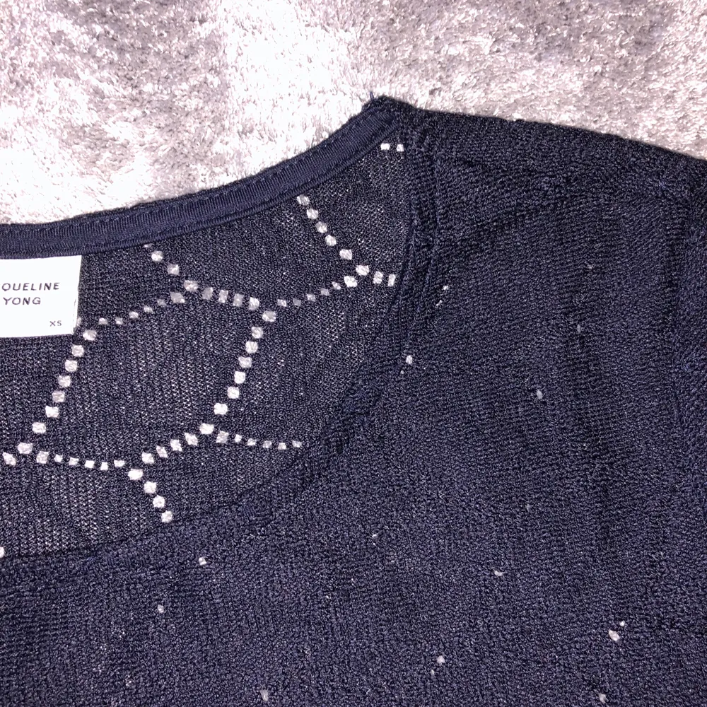 Superfin marinblå tröja från Jacqueline de Yong i storlek XS, men jag är vanligt fall S så passar nog både XS och S.  Super fina detaljer genom hela tröjan! Använd fåtal gånger. 100 kr + frakt 44 kr 💜🦋. T-shirts.