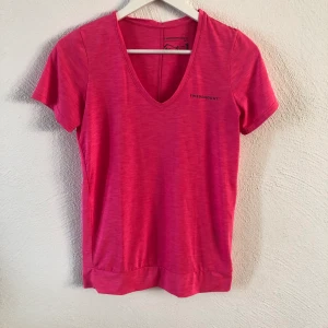 Swedemount träningströja strl s/36 - En rosa träningströja i strl S men är i stretchiga tyg så den passar även en med strl M. Använd men det syns knappt. Inte noppig eller sliten, varken i tryck eller sömmar. Frakt ingår inte 