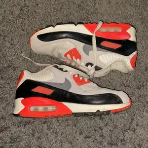 Super snygga Nike air Max 90 i storlek 38! Tycker personligen att dom är som snyggast när dom inte är spritt nya🔥 köpta på footich för 1499kr 