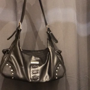 Baguettbag - Snygg baguettbag med två fack på ovansidan o ett i bak