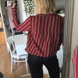 Skjortblus i nyskick - Säljer en skjorta/blus från Na-kd i nyskick! Frågor? Kontakta mig! 🥰 Köparen står för frakten