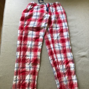 Supersnygga pyjamasbyxor - Säljer mina superskönt pyjamasbyxor som blivit för små. Sitter som en stl xs/s om flera intresserade buda i kommentarerna, avslutas på fredag💕💕högsta bud 90kr-köpare står för frakt💕(22kr)