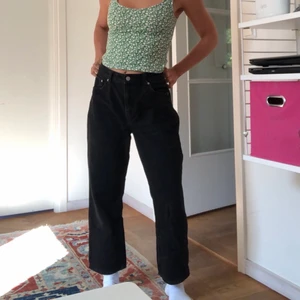 Svarta jeans - Svarta lite kortare jeans från weekday. Storleken är W30 (midjan) och L26 (längd). Nypris 600.