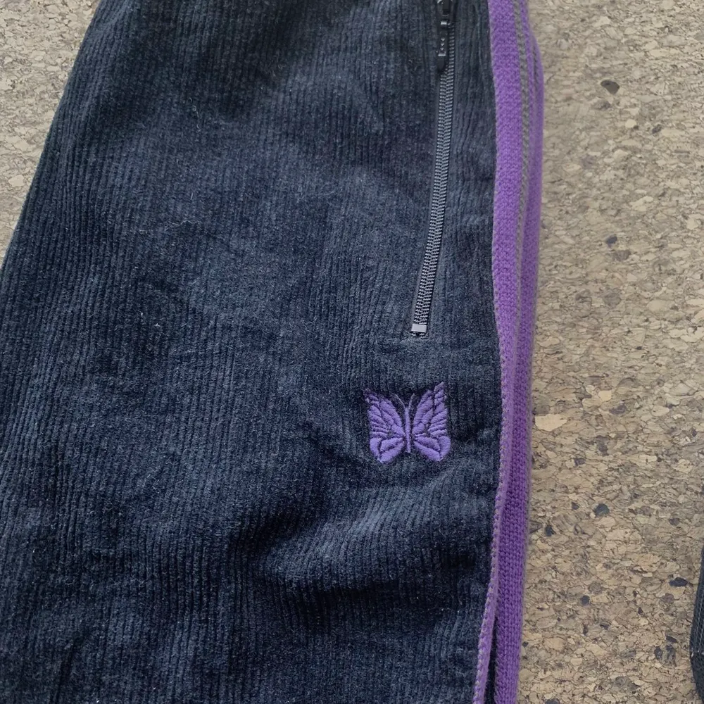 Svarta Needles cordoroy track pants med lila stripes . Jeans & Byxor.