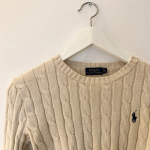 Ljus beige finstickad tröja från POLO Ralph Lauren i storlek XS. Använd fåtal gånger.⭐️ frakt tillkommer om den ska postas.☺️