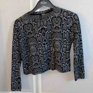  - Ormskinns mönstrad tröja i mysig material. Köparen står för frakten 