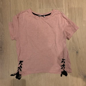 Croppad T-shirt  - Croppad T-shirt från New Yorker, superfina knytdetaljer på sidorna