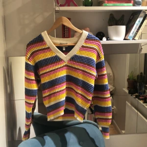 Randig stickad tröja - Från &otherstories. Använda fåtal gånger. Nypris runt 500lappen. Storlek xs men passar också en s