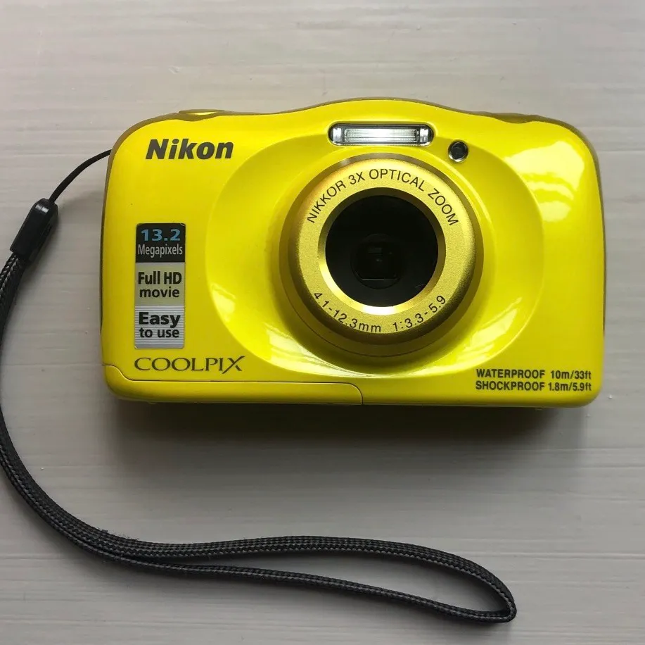 Nikon CoolPix 100 som är vatten och shockproof kamera. Har Wi-Fi, Bluetooth och NFC. 13,2 megapixlar och grym blixt. Nypris 2000kr. . Övrigt.