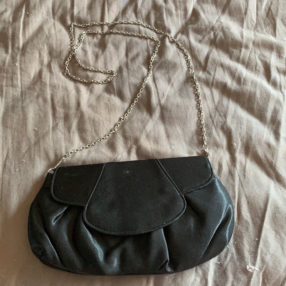 ✨Säljer denna fina handväska ✨ denna var min favorit handväska och därför har den väldigt fint skick☺️ den har en lång silverkedja som man kan göra mindre om man vill det. Priset går att diskutera . Väskor.