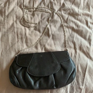 Handväska  - ✨Säljer denna fina handväska ✨ denna var min favorit handväska och därför har den väldigt fint skick☺️ den har en lång silverkedja som man kan göra mindre om man vill det. Priset går att diskutera 