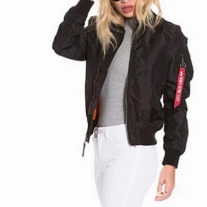 Alpha industries jacka storlek L - Säljer en alpha jacka, som är i storlek L. Passar en M/L Fint skick, max använd 4-5 gånger. Fler bilder skickas vid intresse. Nypris ca 1000.