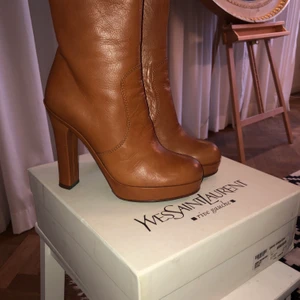 YSL stövletter ”Janis” - Kalvskinns stövletter från Yves Saint Laurent inköpta på Nathalie Schuterman. Storleken är 37. Använda en gång, men är omklackade hos skomakare på Nybrogatan. Box finns kvar. Inköpspris 7995kr. Finns på Ömalm. Accepterar endast swish :) 