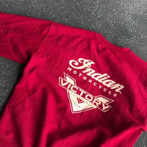 Röd tröja - Snygg röd tröja med beigt motiv! 💋